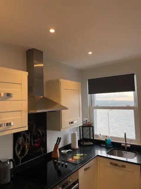 Superb 2 Bedroom Sea View Flat Скарборо Екстер'єр фото